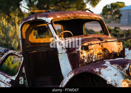 Auto Friedhof der ruiniert und verrostete Auto an Koonalda Homestead alte Eyre Highway, Nullarbor National Park South Australia Stockfoto