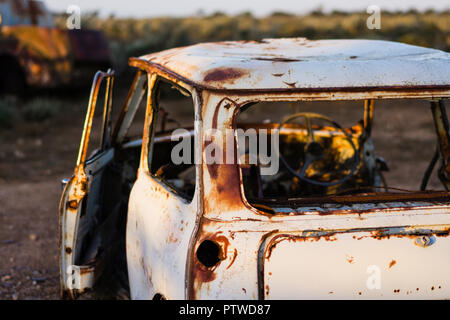 Auto Friedhof der ruiniert und verrostete Auto an Koonalda Homestead alte Eyre Highway, Nullarbor National Park South Australia Stockfoto