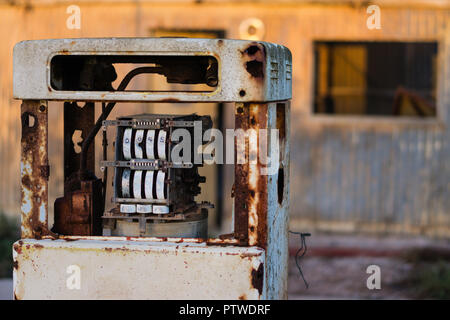 Alte Benzin bowser am historischen Koonalda Homestead auf dem alten Eyre Highway, Nullarbor National Park South Australia Stockfoto