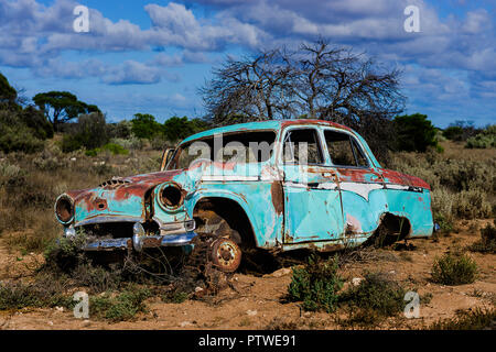 Auto Friedhof der ruiniert und verrostete Auto an Koonalda Homestead alte Eyre Highway, Nullarbor National Park South Australia Stockfoto