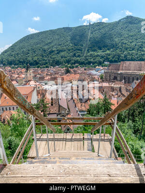 BRASOV, Rumänien - 19 Juni, 2018: Brasov Stadt aus Brasov Weißen Turm in Rumänien gesehen. Stockfoto