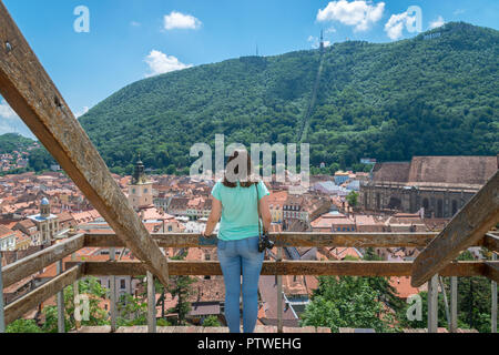 BRASOV, Rumänien - 19 Juni, 2018: Mädchen bewundern die Stadt vom Weißen Turm in Brasov, Rumänien gesehen. Stockfoto