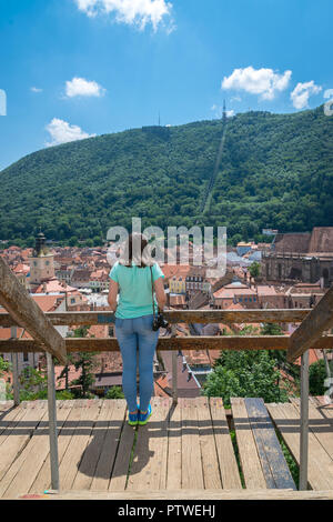 BRASOV, Rumänien - 19 Juni, 2018: Mädchen bewundern die Stadt vom Weißen Turm in Brasov, Rumänien gesehen. Stockfoto