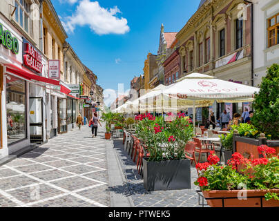 BRASOV, Rumänien - 19 Juni, 2018: die schöne Fußgängerzone in Brasov, Rumänien. Stockfoto