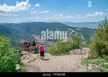 BRASOV, Rumänien - 19 Juni, 2018: Leute, die Bild- und bewundern Sie die Aussicht auf Berg Tampa in Brasov, Rumänien. Stockfoto