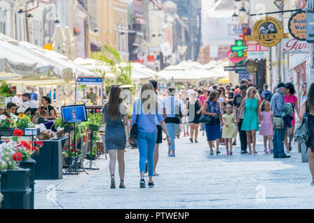 BRASOV, Rumänien - 19 Juni, 2018: die Menschen zu Fuß auf einer Fußgängerzone in Brasov, Rumänien. Stockfoto