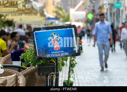 BRASOV, Rumänien - 19. JUNI 2018: Rusia 2018 FIFA Wold Cup Poster auf einer Terrasse im Zentrum von Brasov. Stockfoto