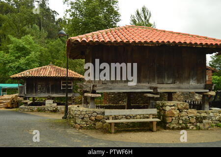 Asturische Horreos/Maisspeicher auf der Camin Encantau Route Im Rat von Llanes. Natur, Reisen, Landschaften, Wälder, Fantasie. Juli 31, 2018. Valle de Ardinasa, Stockfoto