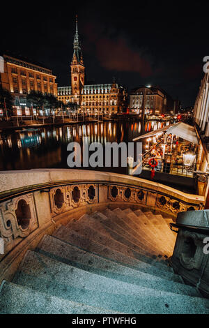 Das alsterfleet und dem Rathaus in Hamburg am Abend. Schöne beleuchtete Innenstadt, Stadtzentrum Stockfoto