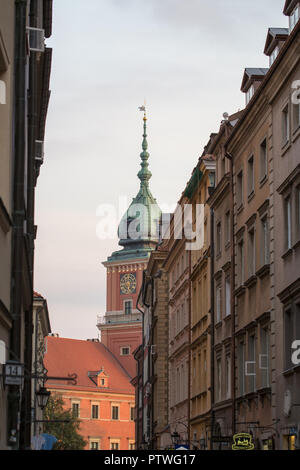 Königliches Schloss in Warschau, Polen von Swietojanska Strasse gesehen Stockfoto