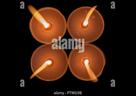 Kaffee Lichter im Dunkeln Stockfoto