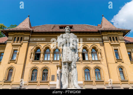 George Bariţiu Statue vor der George Bariţiu Schule in Brasov, Rumänien. Stockfoto