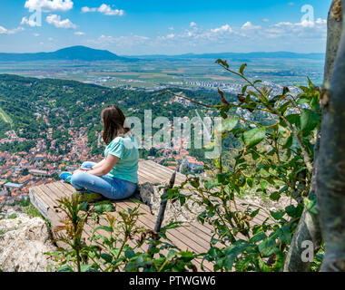 Mädchen bewundern die Übersicht von Brasov Stadt aus Tampa Mountain in Brasov, Rumänien. Stockfoto