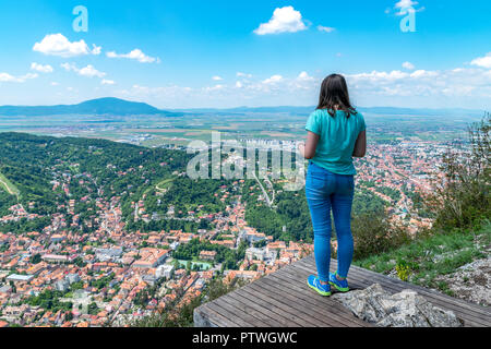 Mädchen bewundern die Übersicht von Brasov Stadt aus Tampa Mountain in Brasov, Rumänien. Stockfoto