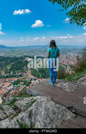 Mädchen bewundern die Übersicht von Brasov Stadt aus Tampa Mountain in Brasov, Rumänien. Stockfoto