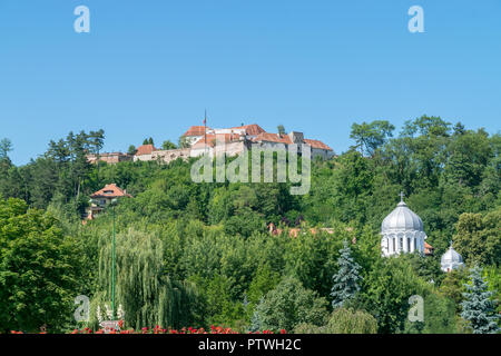 Brasov Festung vom historischen Zentrum in Brasov, Rumänien gesehen. Stockfoto