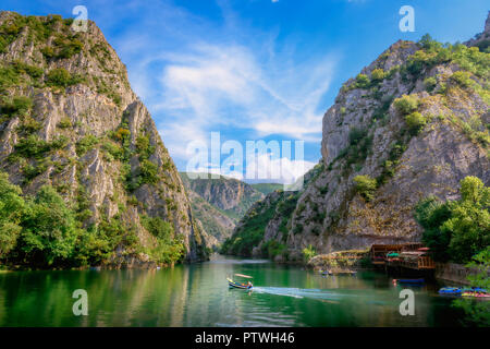 Matka Canyon in der Nähe von Skopje in Mazedonien, Boot auf dem See. Besuchen Sie die schönsten Plätze der Welt, Erleben und Erfahren, was Reisen lehrt. Stockfoto