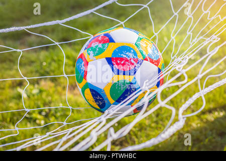Moskau, Russland, 7. Oktober 2018: Adidas UEFA Nationen Liga, der offizielle Spielball Segelflugzeug auf dem Gras, getönt Stockfoto