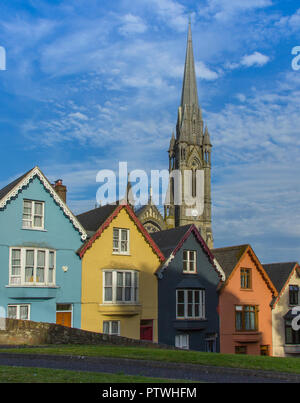 Fassaden an der West View mit St. Colmans Dom im Hintergrund, Cobh, Irland Stockfoto