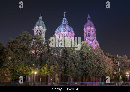 St. Lukas Kirche in der Nähe von Isar und Brücke Wehrsteg, München, Deutschland. Stockfoto