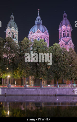 St. Lukas Kirche in der Nähe von Isar und Brücke Wehrsteg, München, Deutschland. Stockfoto