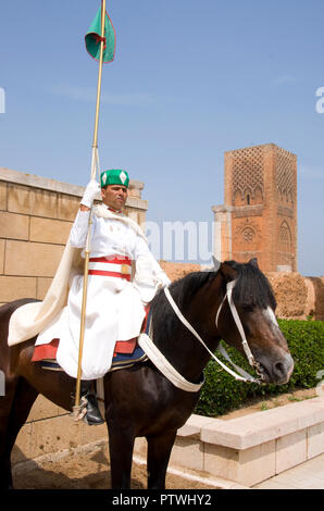 Royal Guard auf dem Pferderücken an Mohammed V Mausoleum mit Hassan Turm in Rabat, Marokko. Stockfoto