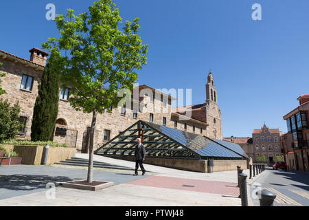 Astorga, Spanien: Römische Ruinen unter Ausgrabung auf der Plaza de San Bartolomé. Die Website, bekannt als Domus del Mosaico Del Oso y Los Pájaros für seine schönen m Stockfoto