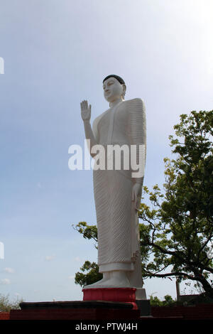 Der Buddha Statue von Gokanna Rajamaha Viharaya um Fort Frederick in Trincomalee. In Sri Lanka, August 2018. Stockfoto