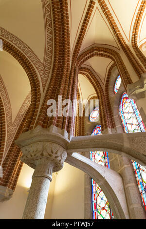 Astorga, Spanien: Detail einer Granit Kapital in einem Naturwissenschaftler, organische typischen Stil von Gaudi, die Arbeit in der El Museo de los Caminos im bischöflichen Palast Stockfoto