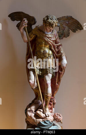 Astorga, Spanien: Statue des Erzengels Michael, des Künstlers Bartolomé Hernández (datiert 1571) El Museo de los Caminos im bischöflichen Palast o Stockfoto