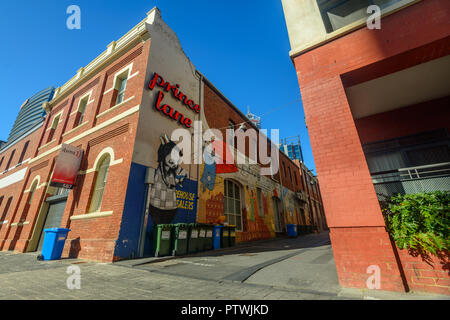 Graffiti auf roten Backsteinmauern, an der Prince Street, Perth, Western Australia Stockfoto