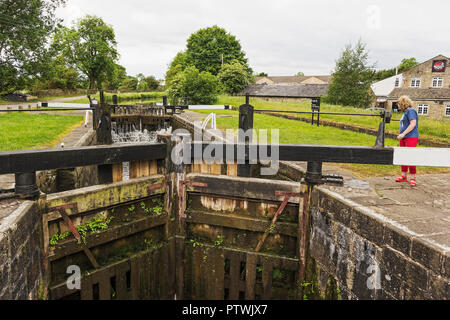 Aushandlung von Loch 33 am Leeds und Liverpool Canal, der längste Kanal gebaut, eine einzige Wasserstraße in Großbritannien. Stockfoto