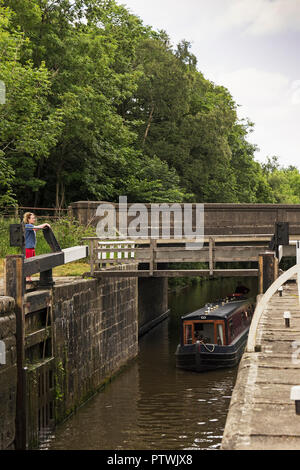 Aushandlung von Loch 33 am Leeds und Liverpool Canal, der längste Kanal gebaut, eine einzige Wasserstraße in Großbritannien. Stockfoto