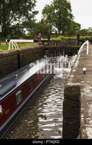 Aushandlung von Loch 33 am Leeds und Liverpool Canal, der längste Kanal gebaut, eine einzige Wasserstraße in Großbritannien. Stockfoto