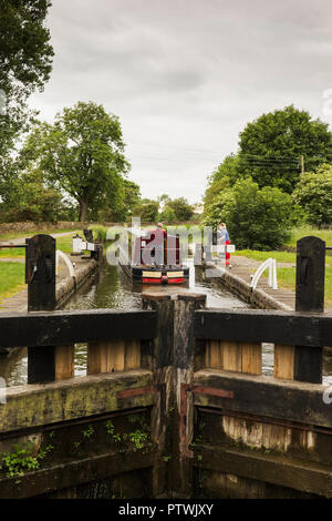 Aushandlung von Loch 33 am Leeds und Liverpool Canal, der längste Kanal gebaut, eine einzige Wasserstraße in Großbritannien. Stockfoto