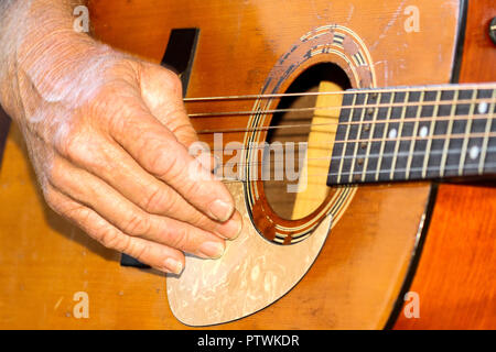 Nahaufnahme von Finger und Hand spielen akustische Gitarre. Stockfoto