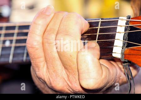 Nahaufnahme von Finger und Hand spielen akustische Gitarre. Stockfoto