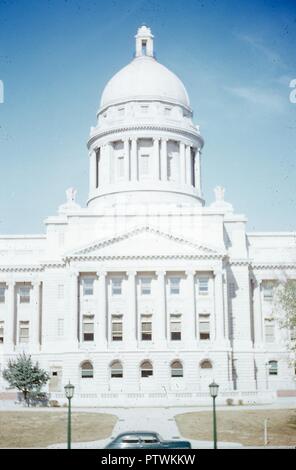 Blick Richtung Norden von Governor's Office in der Kentucky State Capitol in der Hauptstadt Frankfort, Juni, 1953. Das Gebäude und seine Kuppel wurden im Beaux-Arts-Stil von Frank Mills Andrews konzipiert. () Stockfoto