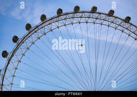 London Eye oder Millennium Wheel am Südufer der Themse in London England, UK Stockfoto