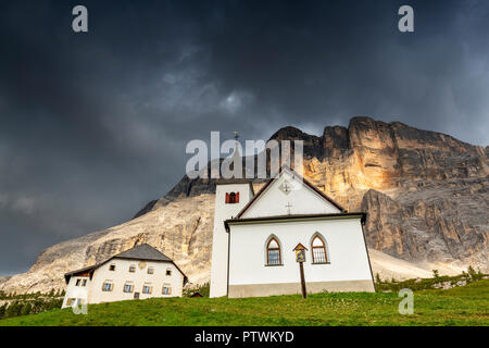 Santa Croce Heiligtum mit kommenden Gewitter. La Valle/La Val / Wengen Gadertal, Südtirol, Dolomiten, Italien, Europa. Stockfoto