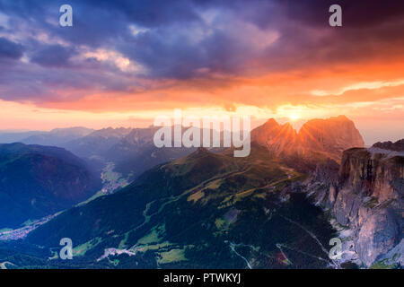 Einen atemberaubenden Sonnenuntergang auf Langkofel Gruppe. Val di Fassa, Trentino, Dolomiten, Italien, Europa. Stockfoto