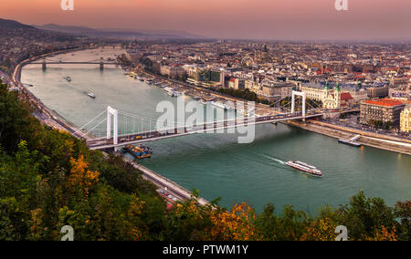 Budapest, Ungarn - Luftbild Panoramablick auf die Skyline von Budapest bei Sonnenuntergang mit Elisabeth Brücke (Erzsebet Hid), Széchenyi Kettenbrücke, Parlament und Sehenswürdigkeiten Stockfoto