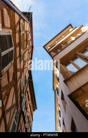 Low Angle View von Fachwerkhäusern in Straßburg, Frankreich Stockfoto