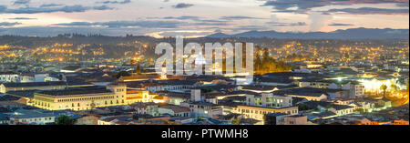 Panoramablick von der obigen Ansicht von Popayan - Kolumbien bei Sonnenuntergang Stockfoto