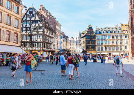 Straßburg, Frankreich - September 09, 2018: Vorplatz der Kathedrale von Straßburg mit nicht identifizierten Personen. Straßburg ist die Hauptstadt und größte Stadt von Stockfoto