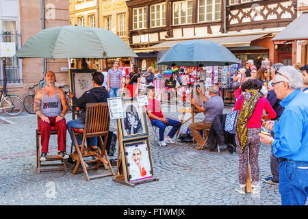 Straßburg, Frankreich - September 09, 2018: Straße Maler und Weitere, nicht-identifizierte Personen auf dem Vorplatz der Kathedrale von Straßburg. Straßburg ist die Stockfoto