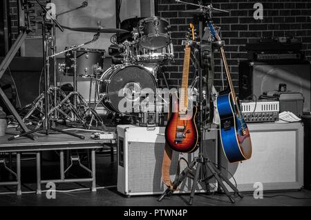 Bild von Gitarren, Lautsprecher, Trommeln und andere Musikinstrumente sitzen auf einer Bühne ohne Band Stockfoto