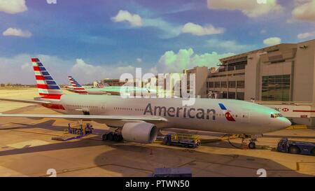 Miami, FL - Oct 2, 2018; Zeile von American Airlines Passagier Flugzeuge jetways auf der Miami International Airport geparkt auf einem sonnigen Tag. Stockfoto