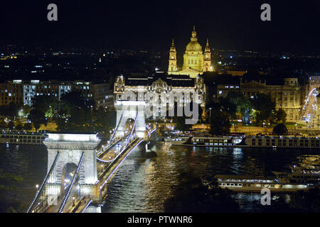 Széchenyi Kettenbrücke mit St. Stephans Basilika bei Nacht. Budapest, Ungarn Stockfoto