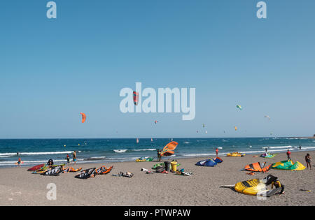 Teneriffa, Kanarische Inseln, Spanien - September 2018: viele Kitesurfer und Windsurfer am Ocean für den Surfer Strand El Medano, Teneriffa Stockfoto